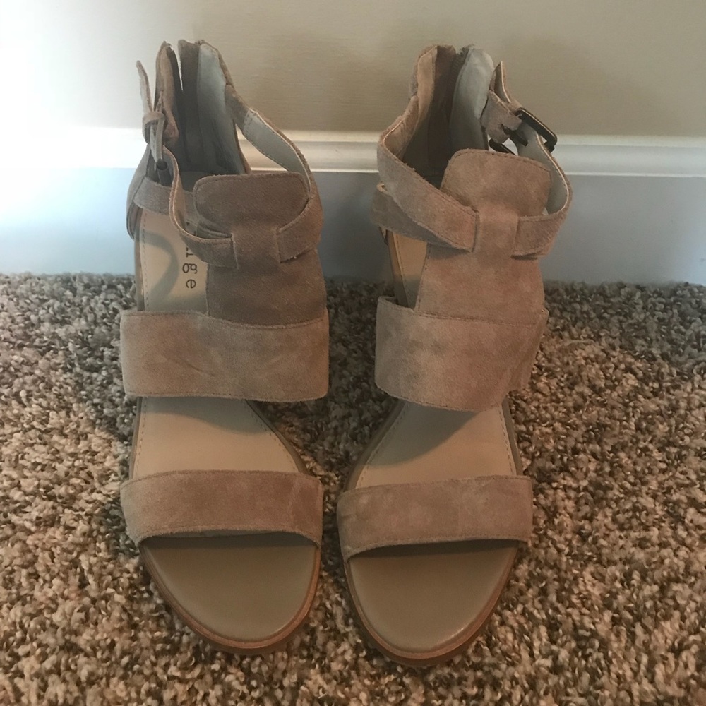 Cute beige heels “Hinge”